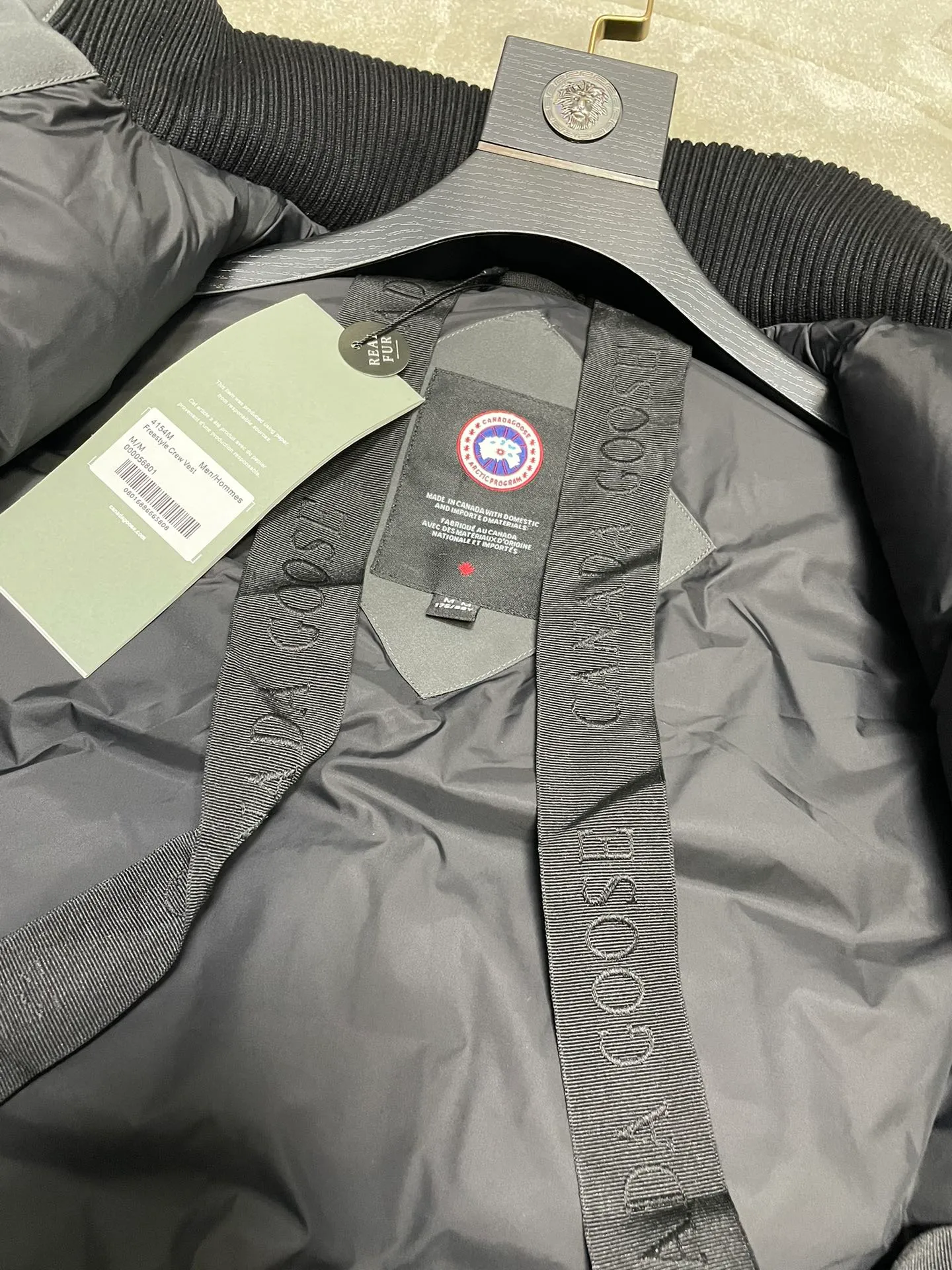 P800 forester men's new model black 24 models Canada Goose (Canada Goose) Men's model xs-xxl The highest version on the market! 🔥 Recommendation of single product for autumn and winter hard goods # Produced by OEM canada goose # The Canadian brand canada goose has always been recognized as the warmest down jacket, and its existence can often be seen in the winter street photos of various celebrities. I make Canada Goose every year, but I still can’t get rid of my love for it. No matter how cold the weather is, there’s no need to be afraid! Because this year, as always, we will provide you with ruthless goods and prepare large quantities of goods. I believe that the market has become a bit chaotic, but we are not afraid. Only good things are competitive, not comparing prices! No one is stupid enough to quote a high price and send old customers away! Look at price in the short term and quality in the long term! If you care about quality, please respect its price! If what you want is cheap, please don't expect good quality! You get what you pay for, this is the rule of the market! We really value quality. It is only worn by the one who understands you! Filling content: 90 international standard duck down! I won’t say much more, everyone sells their own goods! Regarding the down content, you can feel it with your hands. There is nothing wrong with good down. Another customer said that the clothes are very light, but the ones on the market are very heavy. For us insiders, adding some filament to the clothes will make them look bulging and heavy. But we won't do that! 🔥Pure original fidelity! 🔥Everyone who has been cooperating with us in the past few years knows that the large-scale wholesale market products are incomparable to us. You are welcome to visit the brick cabinet and then come to my home to buy! It is the legendary warmest down jacket. A goose and a single layer of clothing can withstand minus 20 degrees Celsius! Known as a must-have for Arctic outdoor sports! The most popular down jacket in the world, celebrities are rushing to buy it, it is a must-have!